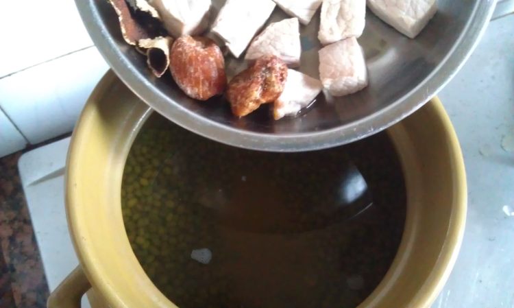 凉瓜绿豆瘦肉汤步骤9