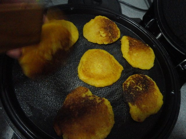 电饼铛版玉米饼步骤5