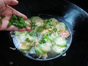 野虾皮丝瓜汤步骤8