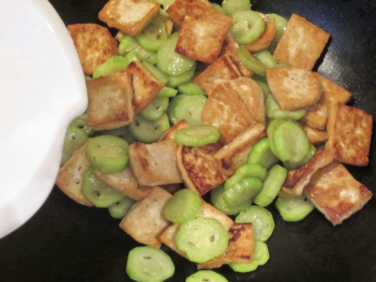 丝瓜炒豆腐步骤7