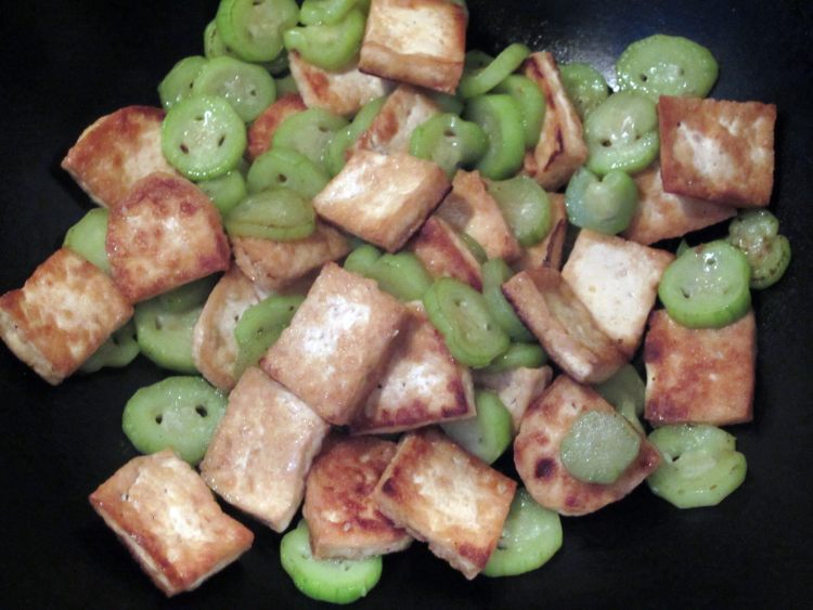 丝瓜炒豆腐步骤8