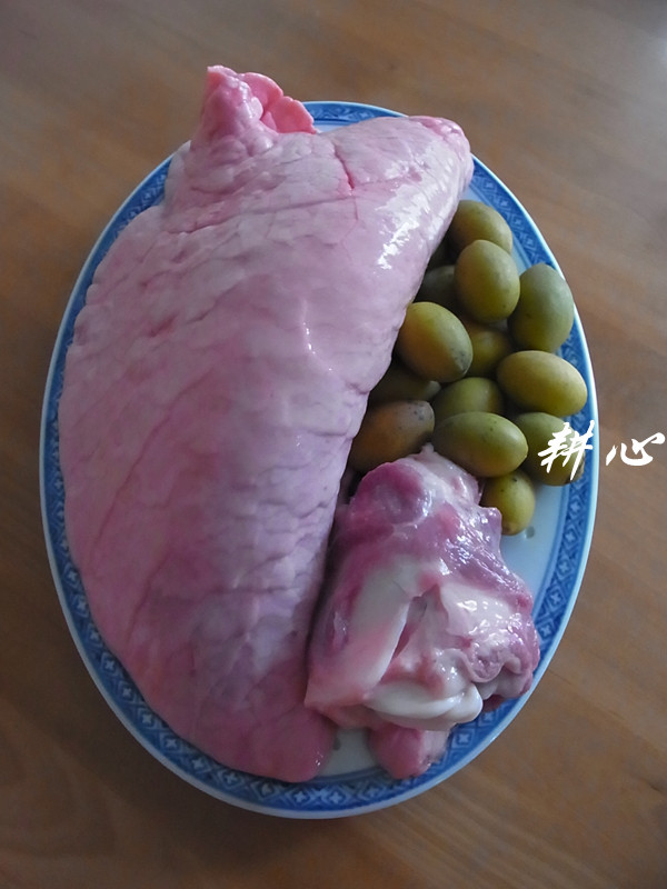 喉头猪肺青橄榄汤步骤1