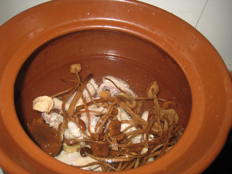 无花果茶树菇鸡汤步骤5