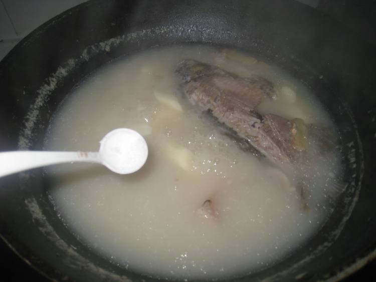 银杏山药鲫鱼汤步骤8