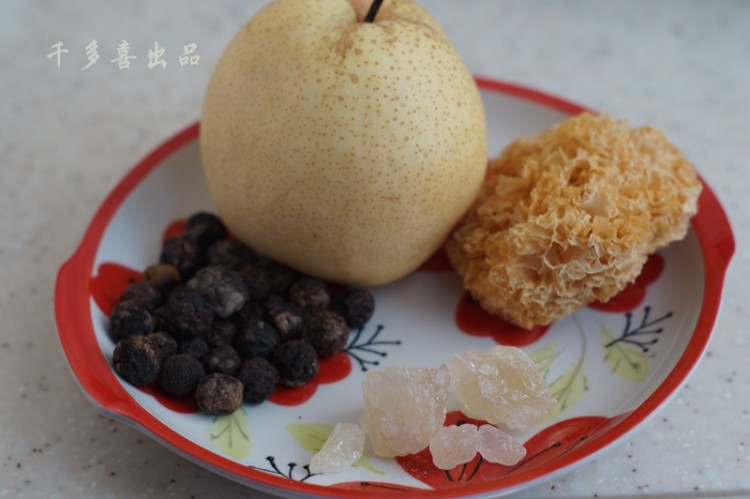 枇杷雪梨银耳糖水步骤1