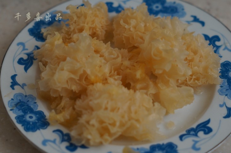 枇杷雪梨银耳糖水步骤4
