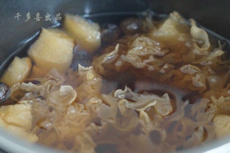 枇杷雪梨银耳糖水步骤8