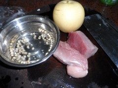川贝雪梨煲瘦肉步骤1