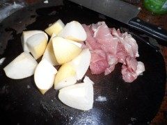 川贝雪梨煲瘦肉步骤2