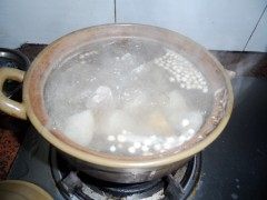 川贝雪梨煲瘦肉步骤4