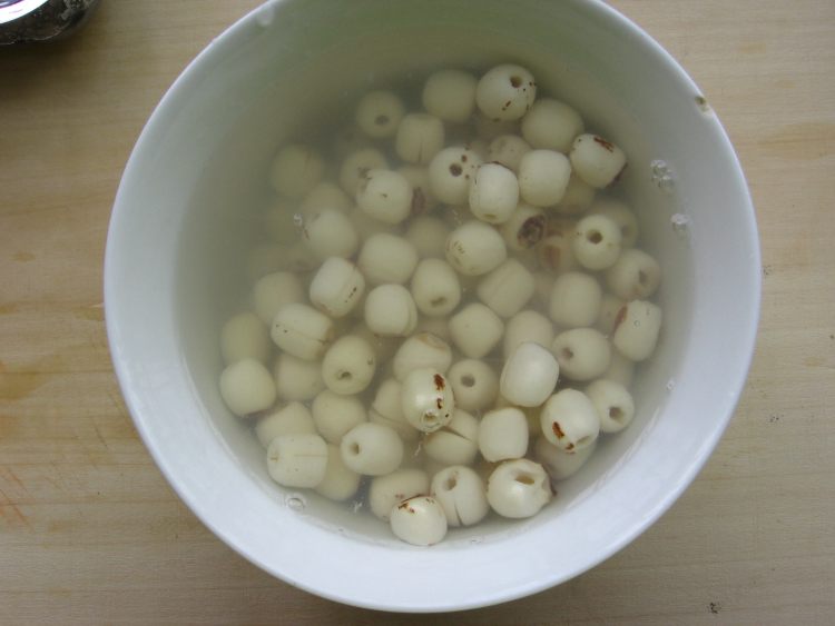 无花果莲子汤步骤2