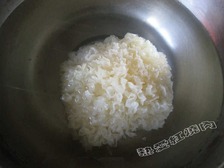 银耳枇杷冰糖水步骤1