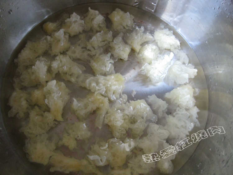 银耳枇杷冰糖水步骤2