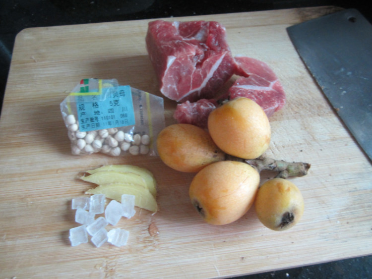 鲜枇杷果炖瘦肉汤步骤1