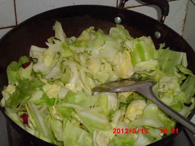 刚白菜炖豆腐步骤4