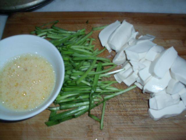 韭菜头炒鸡蛋豆腐步骤1