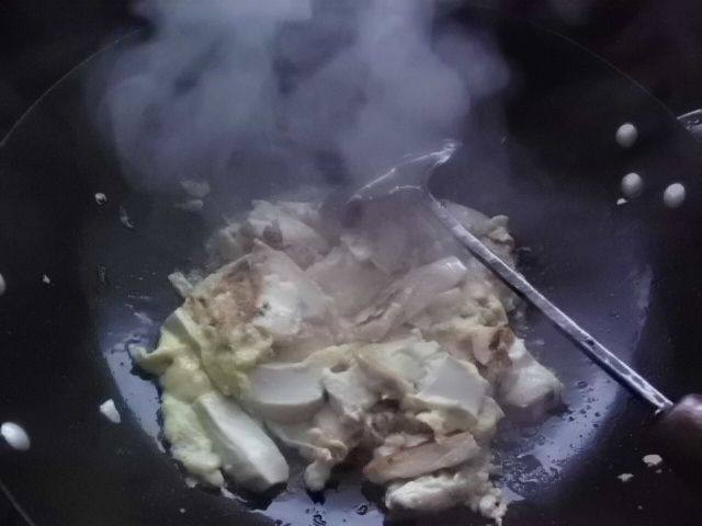 韭菜头炒鸡蛋豆腐步骤5