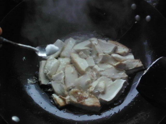 韭菜头炒鸡蛋豆腐步骤3