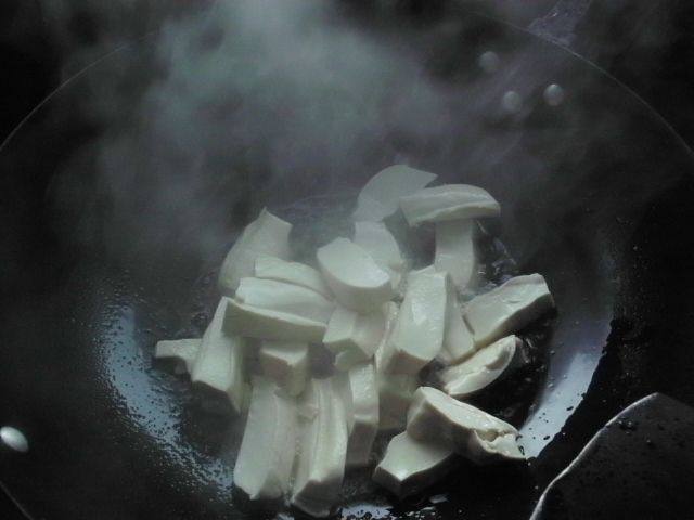 韭菜头炒鸡蛋豆腐步骤2