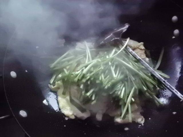 韭菜头炒鸡蛋豆腐步骤6