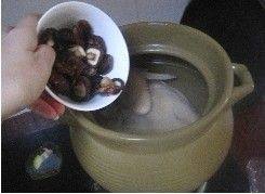 无花果香菇炖鸡汤步骤5