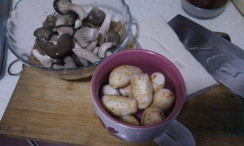 芋头蘑菇豆腐汤步骤1