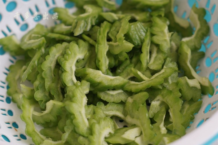 盐菜炒苦瓜步骤1