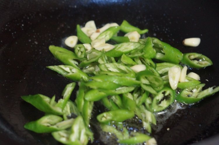 盐菜炒苦瓜步骤4