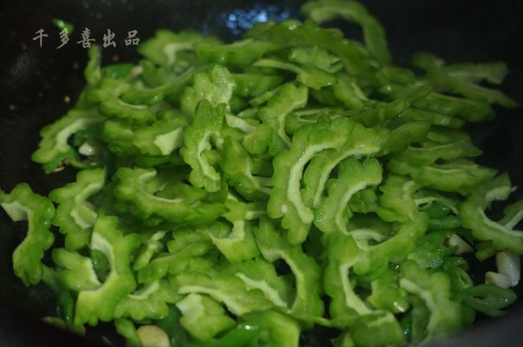 盐菜炒苦瓜步骤5