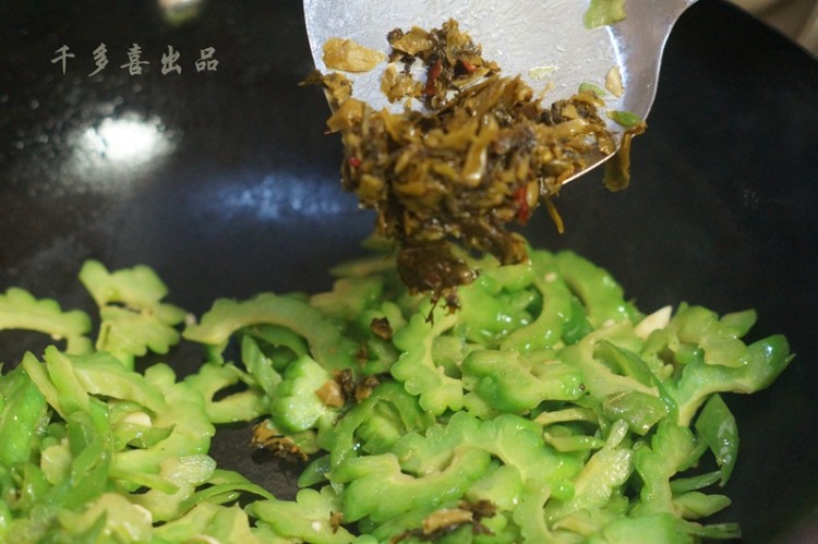 盐菜炒苦瓜步骤7