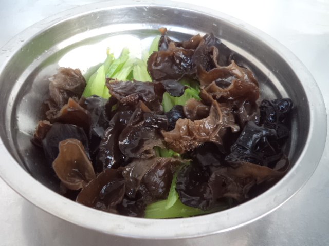 黑木耳拌芹菜步骤6