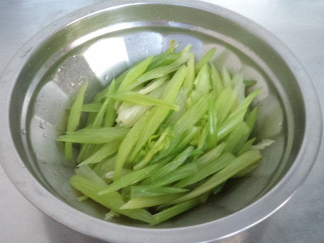 黑木耳拌芹菜步骤5