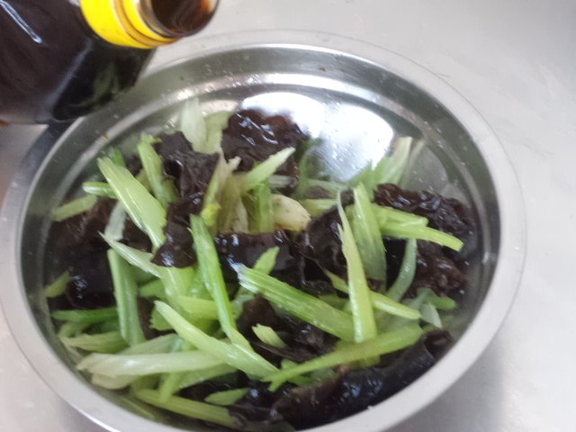 黑木耳拌芹菜步骤9