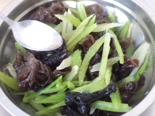 黑木耳拌芹菜步骤8