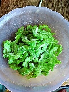 橄榄肉末煸苦瓜步骤4