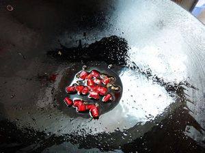 核桃香煸苦瓜步骤5