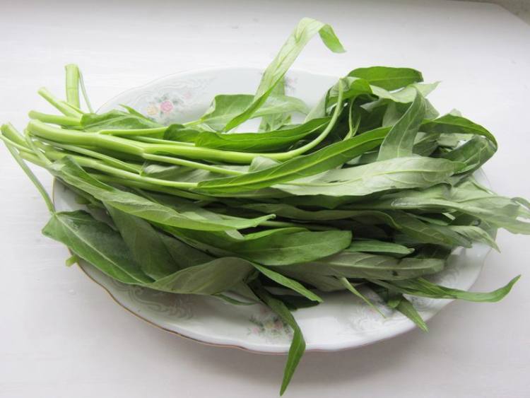 炝拌空心菜步骤1