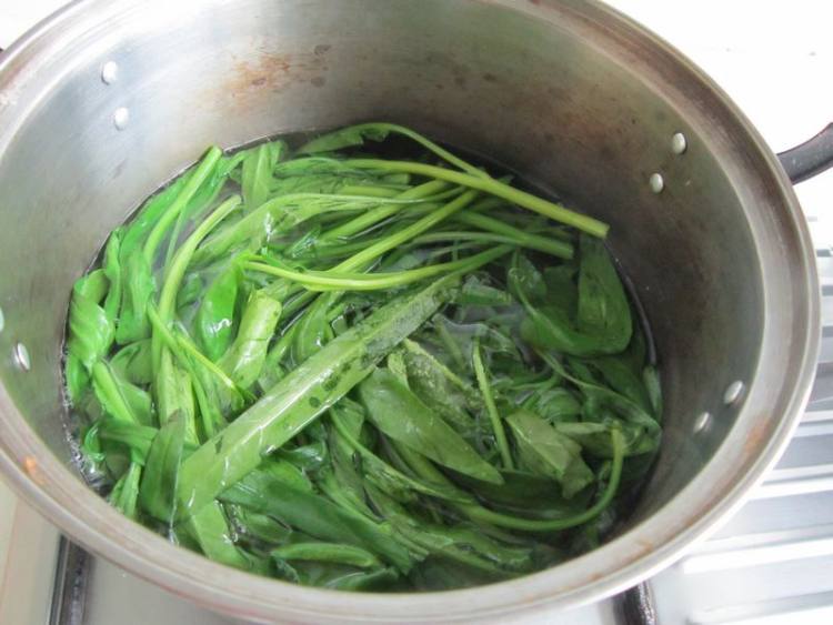 炝拌空心菜步骤2