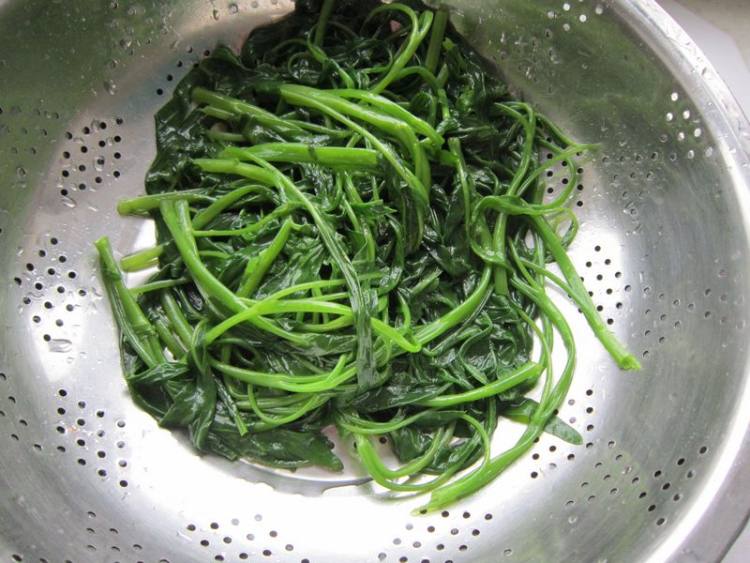 炝拌空心菜步骤3