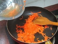 胡萝卜丝炒包菜步骤6