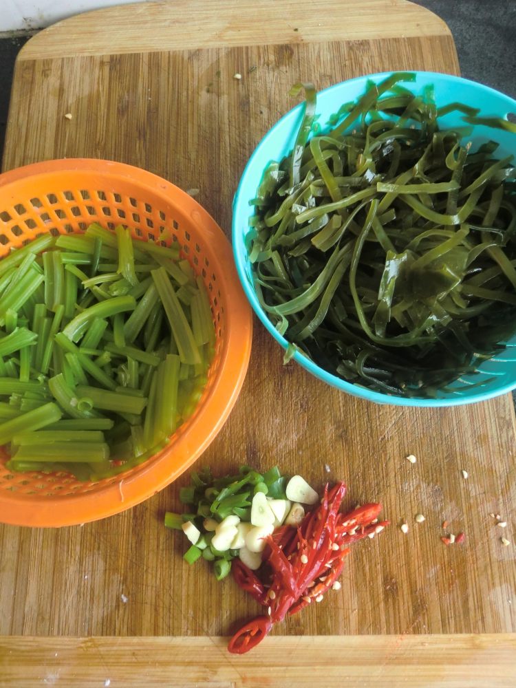 姜汁芹菜海带丝步骤1
