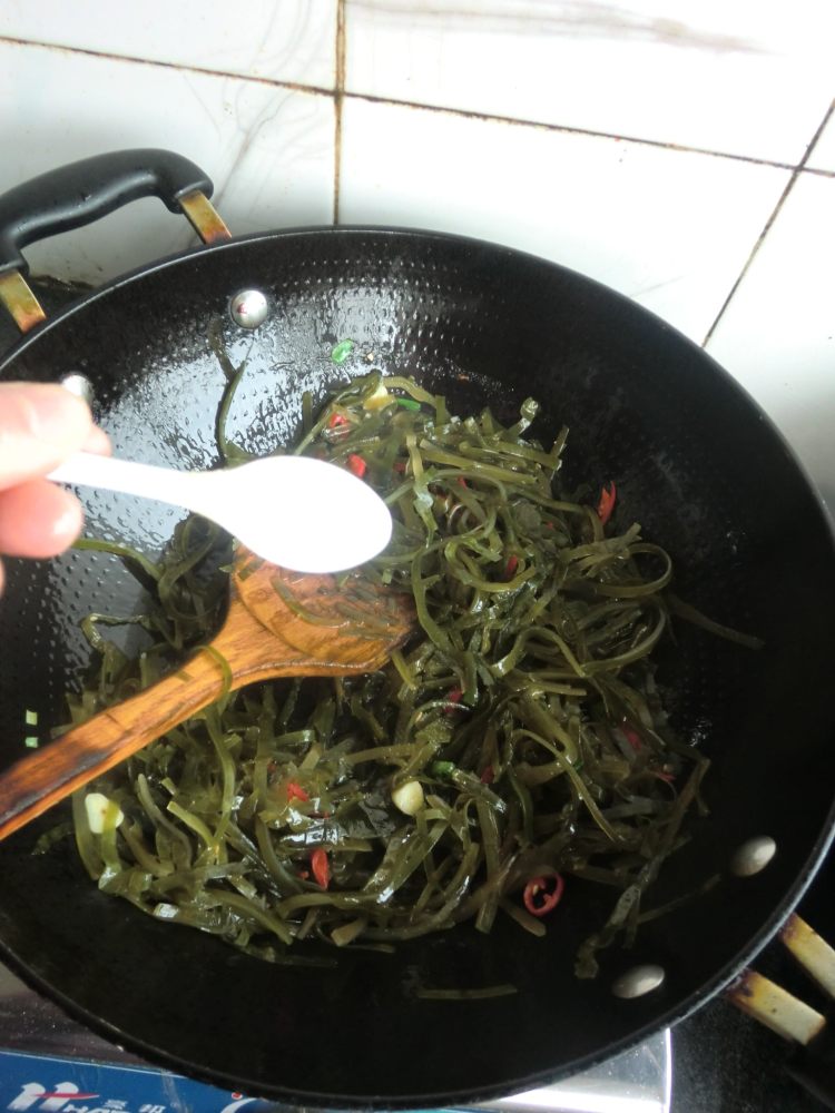 姜汁芹菜海带丝步骤4
