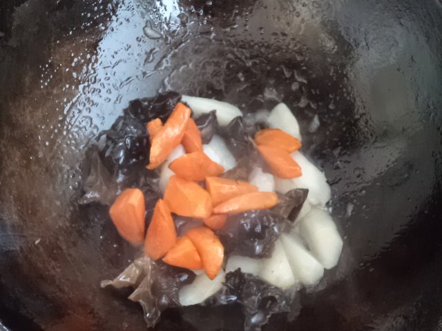 木耳炒山药胡萝卜步骤7