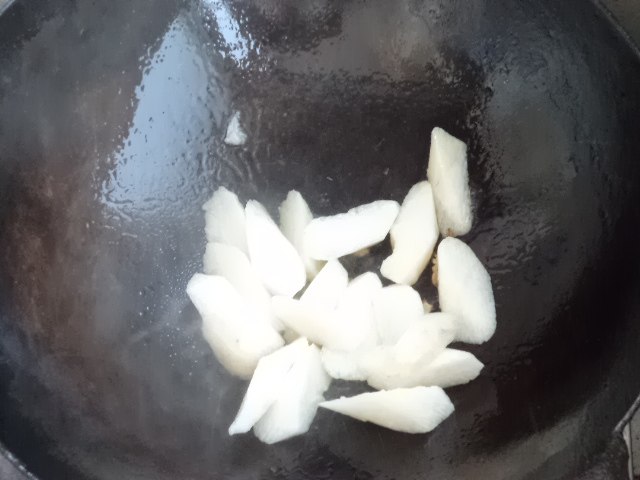 木耳炒山药胡萝卜步骤5