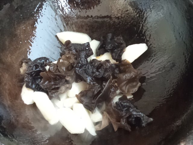 木耳炒山药胡萝卜步骤6