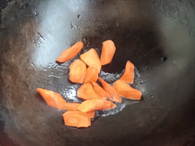 木耳炒山药胡萝卜步骤4