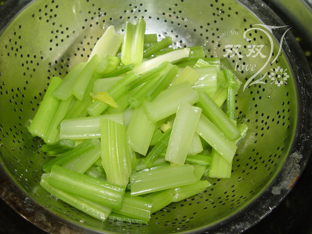 海带炒芹菜步骤3