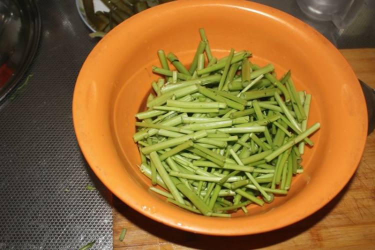 蒜炝空心菜步骤1