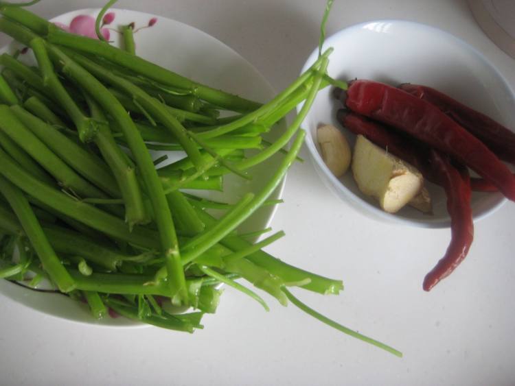 泡椒空心菜梗步骤1
