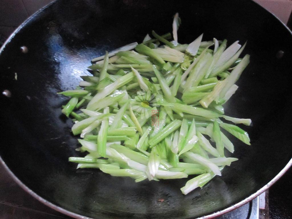 清炒西芹步骤3